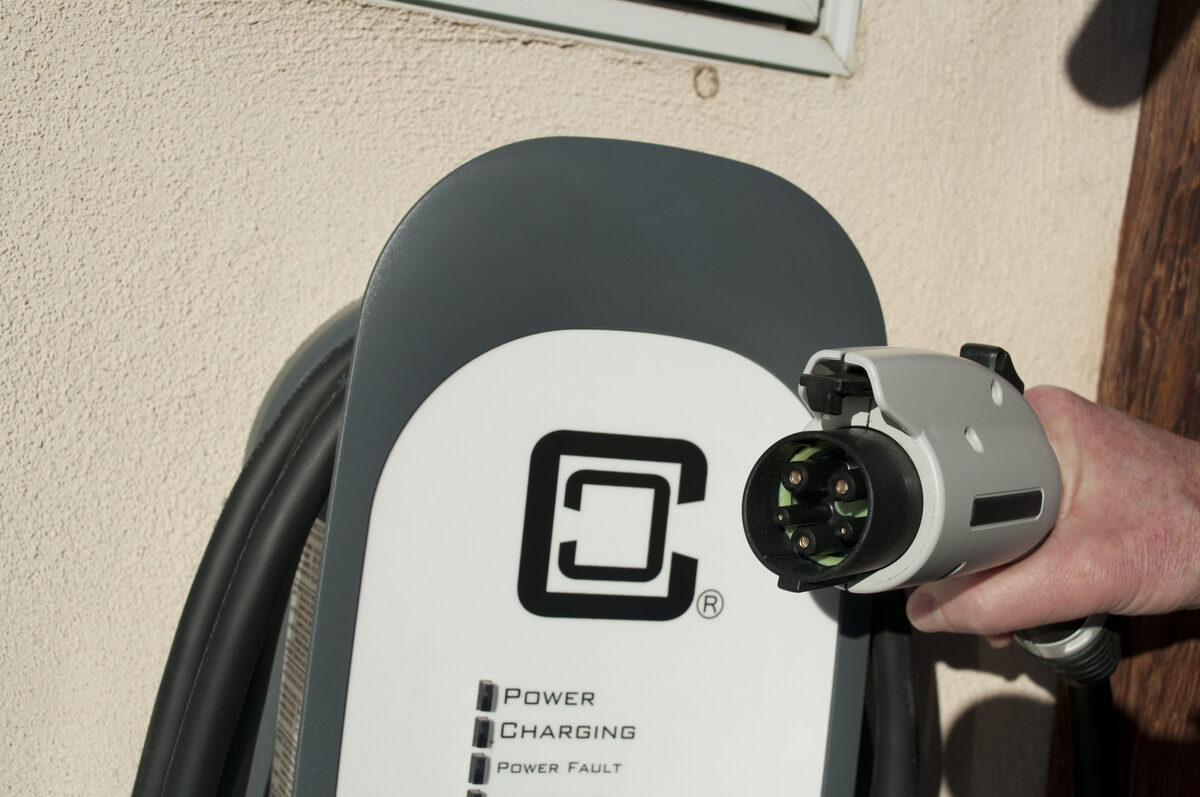 PG&E and GM Energy pilot pairs a no-cost home charger with a $15 monthly managed-charging credit